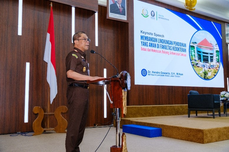 Dr. Hendro Dewanto (Kajati Jateng) saat menyampaikan materi tentang pentingnya menciptakan lingkungan pendidikan kedokteran yang bebas bullying dan kekerasan seksual