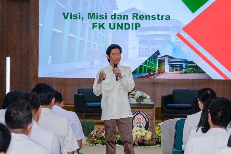 Sambutan Dekan Fakultas Kedokteran UNDIP Dr. dr. Yan Wisnu Prajoko, M.Kes., Sp.B., Subsp.Onk(K) kepada peserta PKKMB