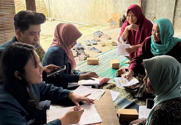 Mahasiswa KKN-T UNDIP beri pemeriksaan kesehatan dan edukasi gaya hidup sehat untuk UMKM Rowosari Semarang