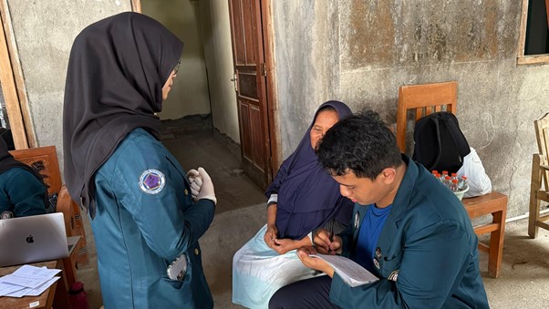 Mahasiswa KKN-T UNDIP beri pemeriksaan kesehatan dan edukasi gaya hidup sehat untuk UMKM Rowosari Semarang