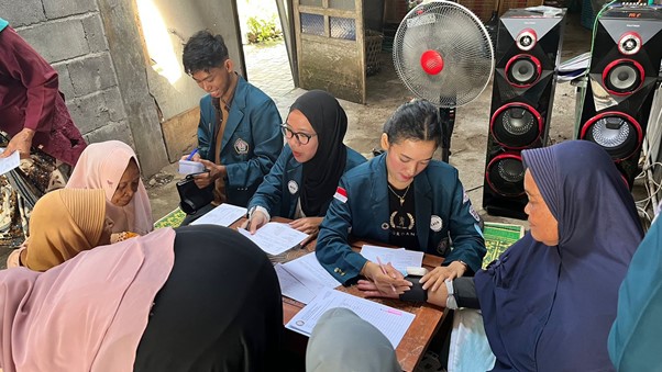 Mahasiswa KKN-T UNDIP beri pemeriksaan kesehatan dan edukasi gaya hidup sehat untuk UMKM Rowosari Semarang