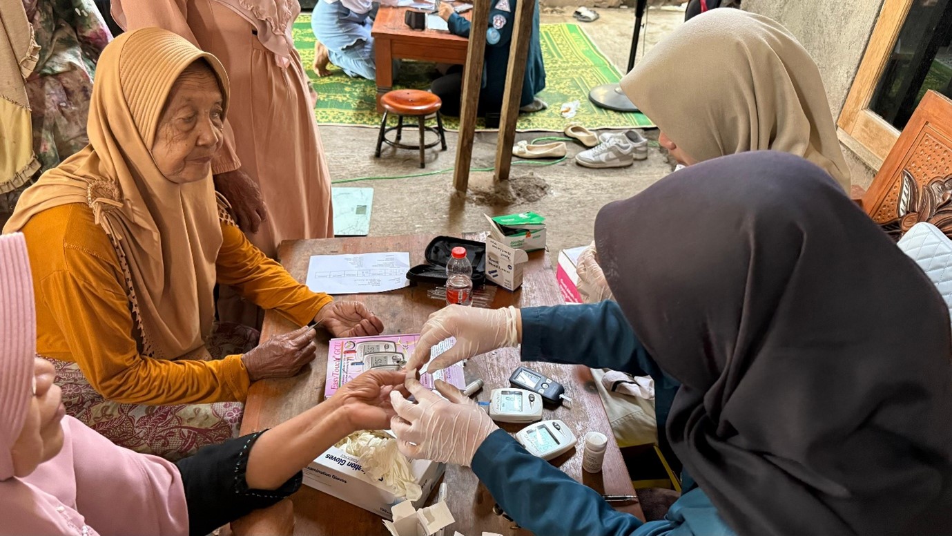 Mahasiswa KKN-T UNDIP beri pemeriksaan kesehatan dan edukasi gaya hidup sehat untuk UMKM Rowosari Semarang